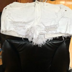 American Eagle Size 6 White Shorts